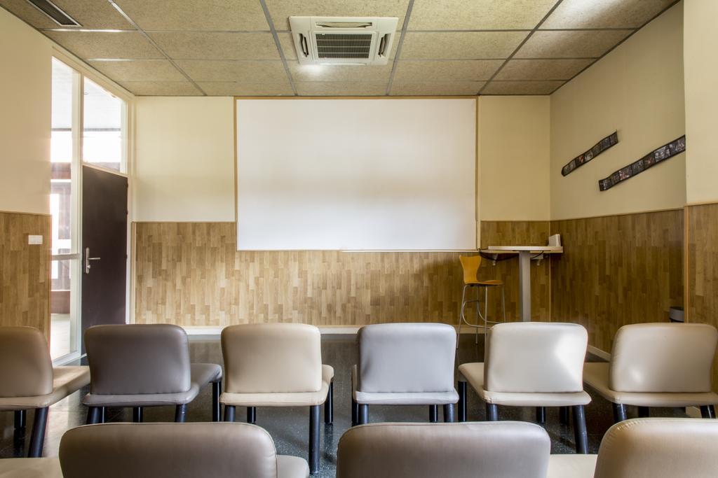 Residencia Universitaria Resa Giner De Los Rios Alcalá de Henares Buitenkant foto