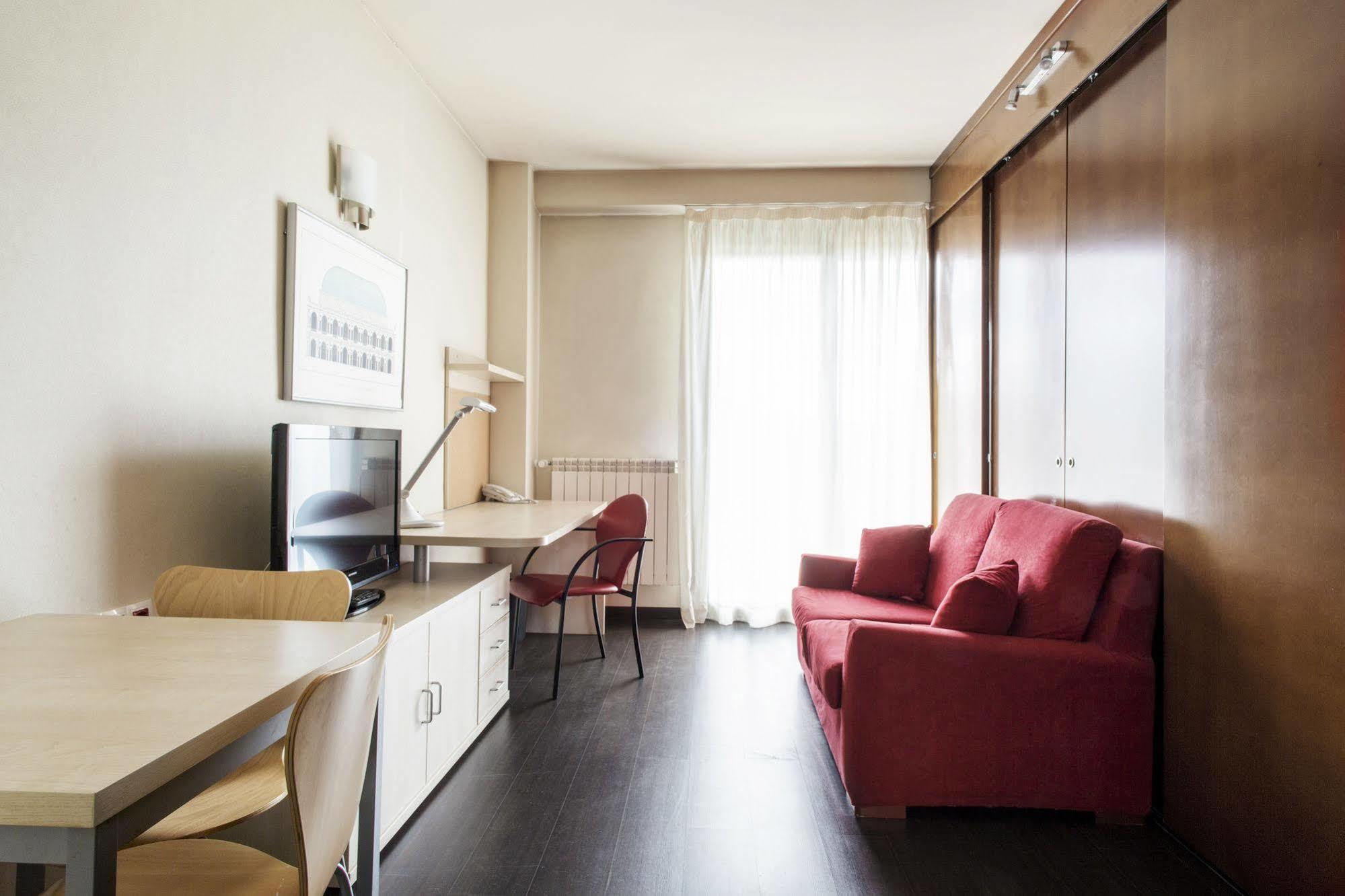 Residencia Universitaria Resa Giner De Los Rios Alcalá de Henares Buitenkant foto