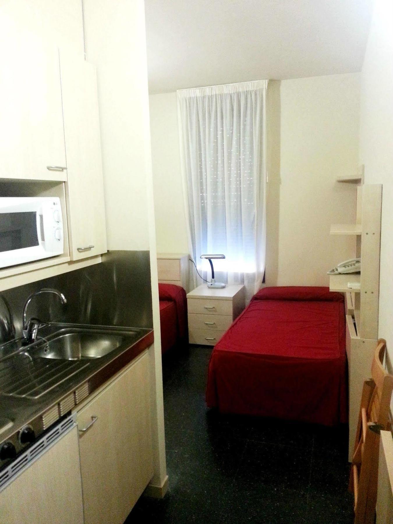 Residencia Universitaria Resa Giner De Los Rios Alcalá de Henares Buitenkant foto